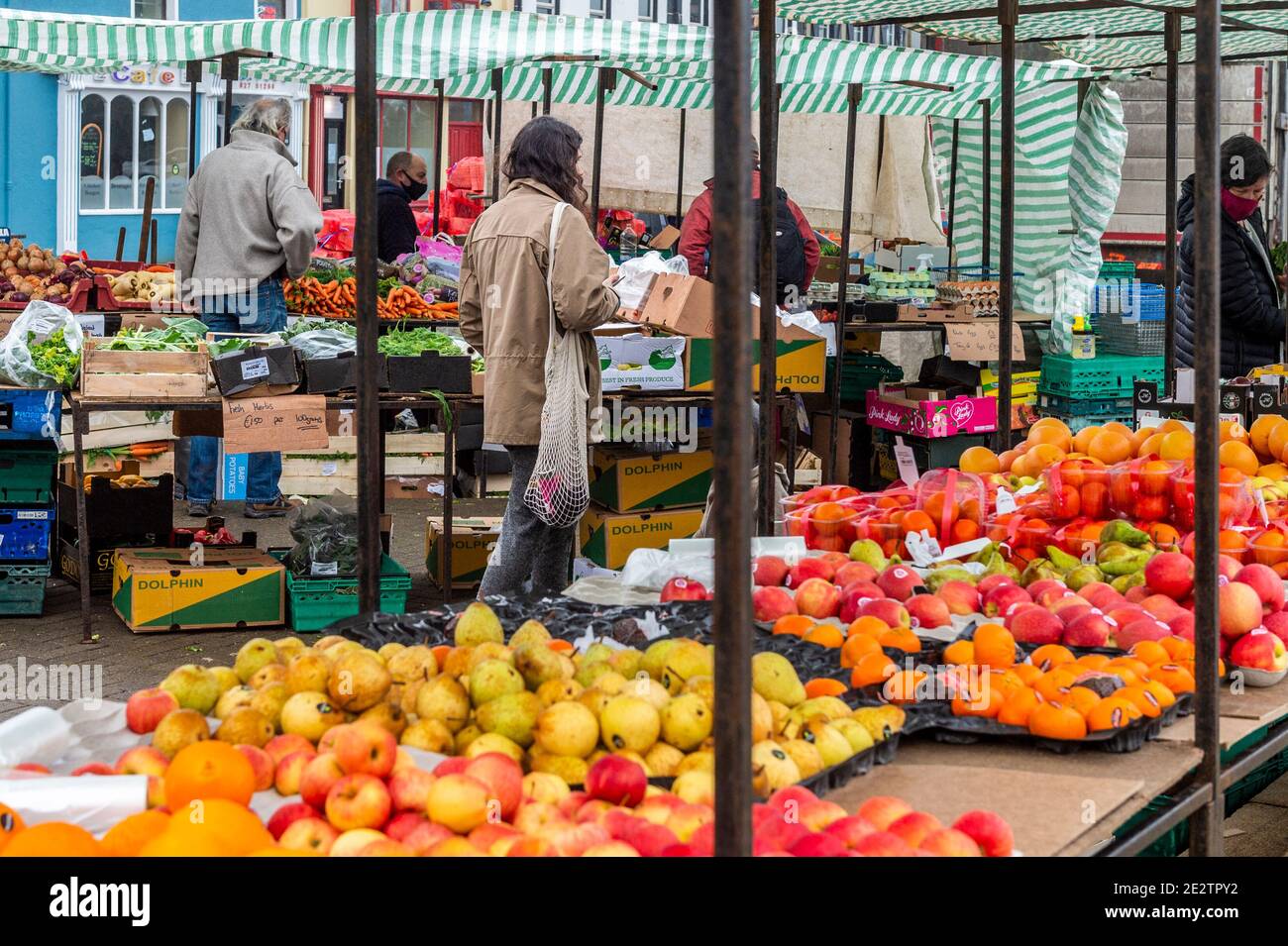 Bantry, West Cork, Irlande. 15 janvier 2021. Le marché Bantry Friday a pris de l'avance aujourd'hui malgré une augmentation massive des cas de COVID-19 dans et autour de la ville. Le nombre d'étalages du marché a considérablement diminué par rapport aux semaines précédentes. Le taux d'incidence à 14 jours pour la région de Bantry au 11 janvier est de 1601 pour 100,000 000. Crédit : AG News/Alay Live News Banque D'Images