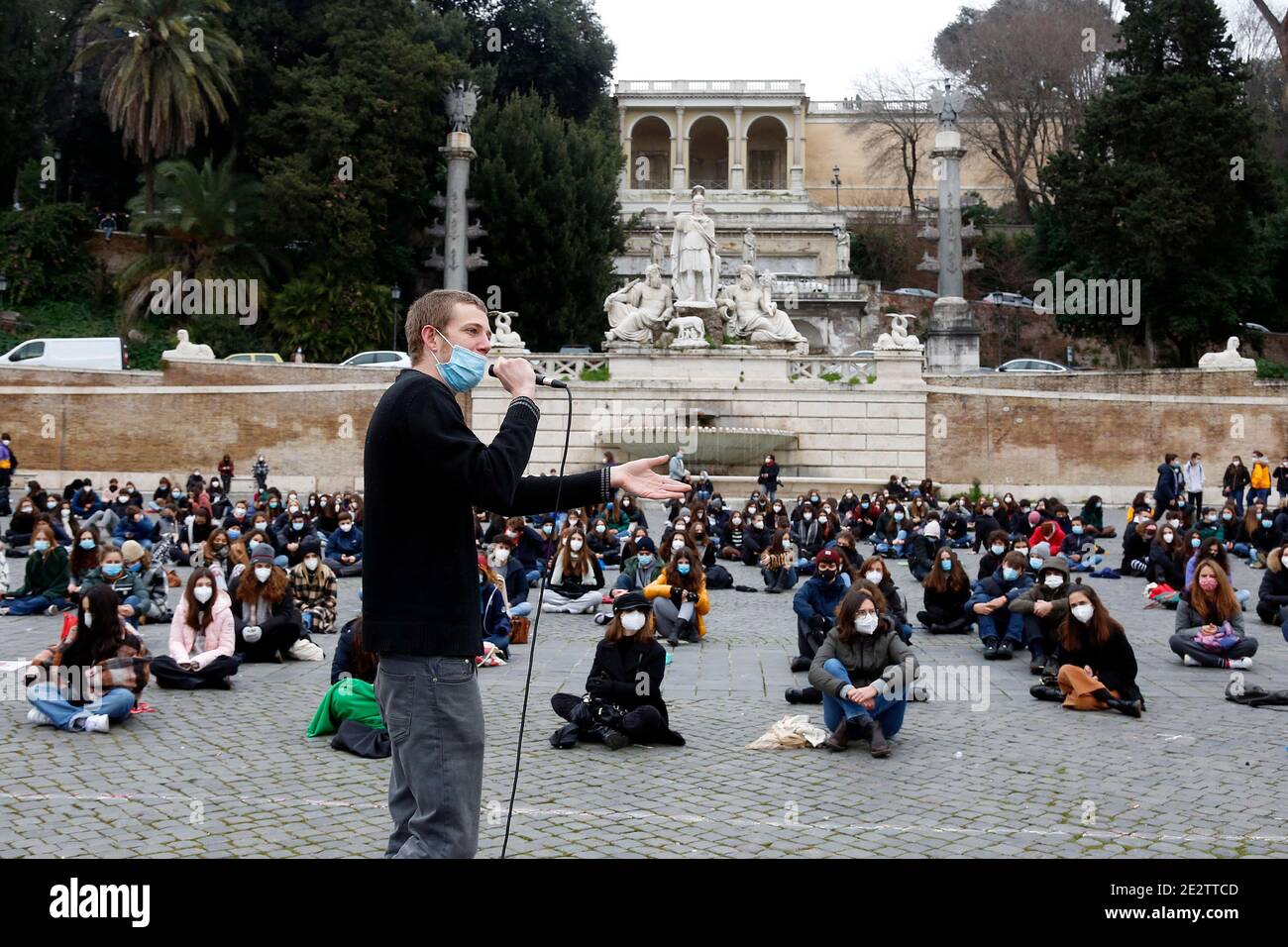 Rome, Italie. 15 janvier 2021. Asseyez-vous parmi les étudiants italiens de la Piazza del Popolo pour demander la réouverture de l'école, qui a été fermée par le Gouvernement en raison de la pandémie de Covid-19. Rome (Italie), 15 janvier 2021 photo Samantha Zucchi/Insidefoto crédit: Insidefoto srl/Alay Live News Banque D'Images