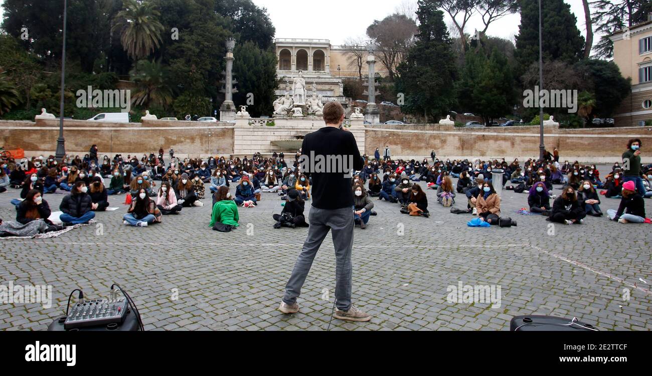 Rome, Italie. 15 janvier 2021. Asseyez-vous parmi les étudiants italiens de la Piazza del Popolo pour demander la réouverture de l'école, qui a été fermée par le Gouvernement en raison de la pandémie de Covid-19. Rome (Italie), 15 janvier 2021 photo Samantha Zucchi/Insidefoto crédit: Insidefoto srl/Alay Live News Banque D'Images