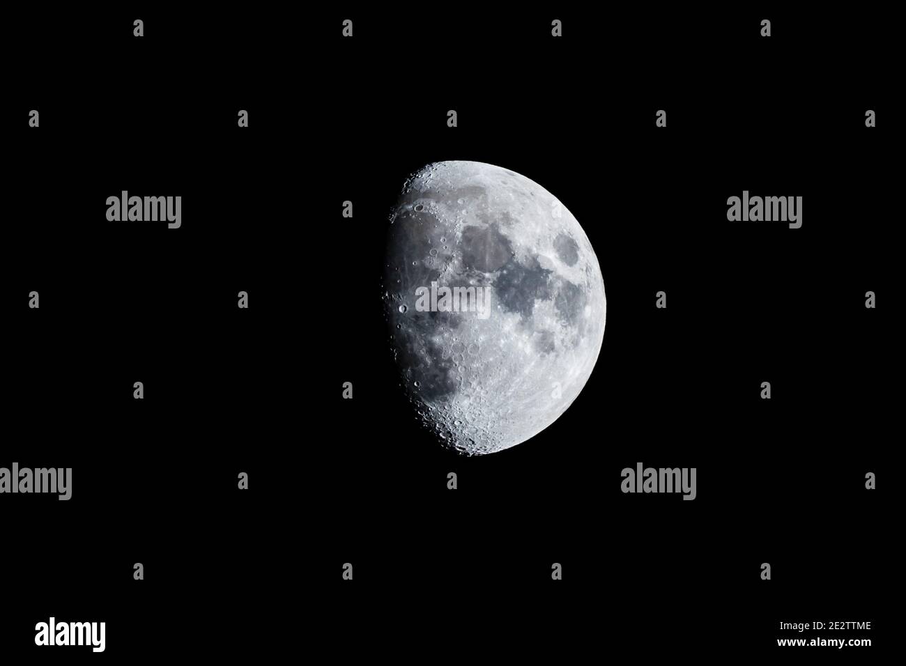 La lune de gibbous de cire pendant l'hiver en provenance du nord de Londres, Royaume-Uni Banque D'Images