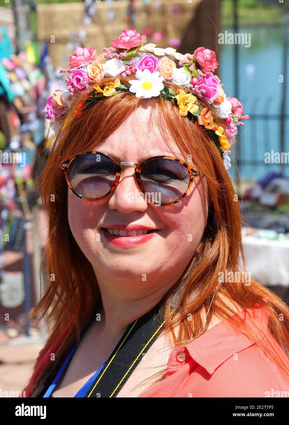 ADANA,TURQUIE-AVRIL 9:jolie femme non identifiée avec le sourire et les  lunettes de soleil posant à Orange Blossom Carnaval.avril 9,2017 à Adana,  Turquie Photo Stock - Alamy