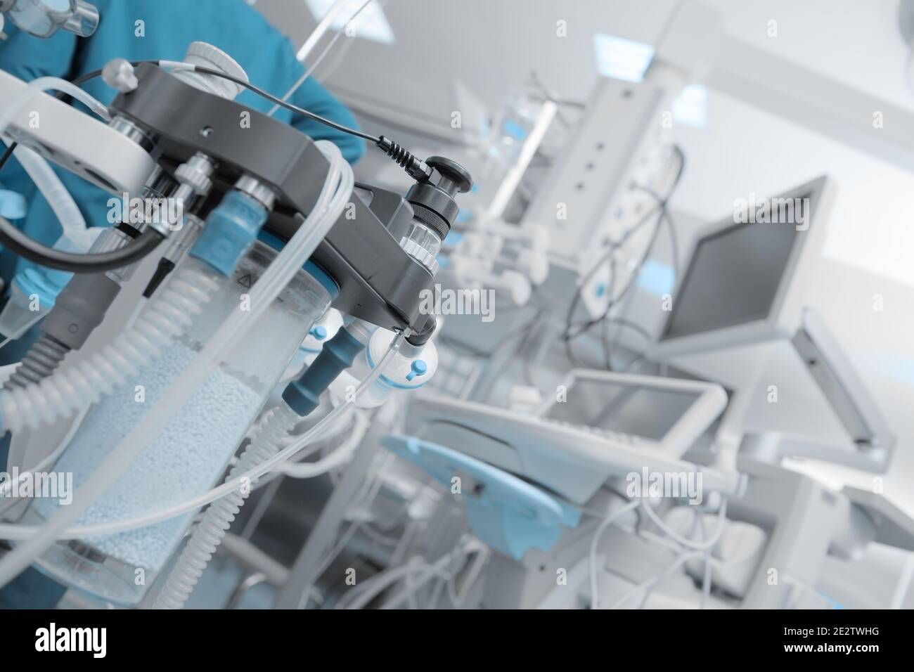 Fragment d'appareil respiratoire dans la salle d'opération rempli d'instruments et de machines. Banque D'Images