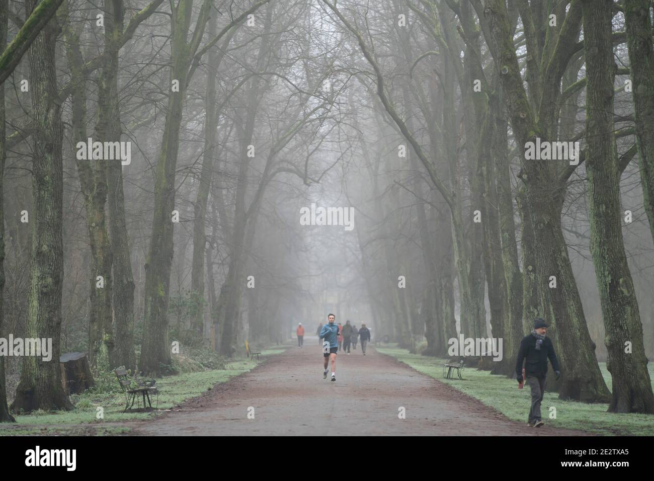 Manchester, Royaume-Uni, 15 janvier 2021. Des membres du public sont vus dans la brume à Alexandra Park, à Manchester, lors du troisième confinement national du Royaume-Uni face au coronavirus, à Manchester, au Royaume-Uni. Crédit : Jon Super/Alay Live News Banque D'Images