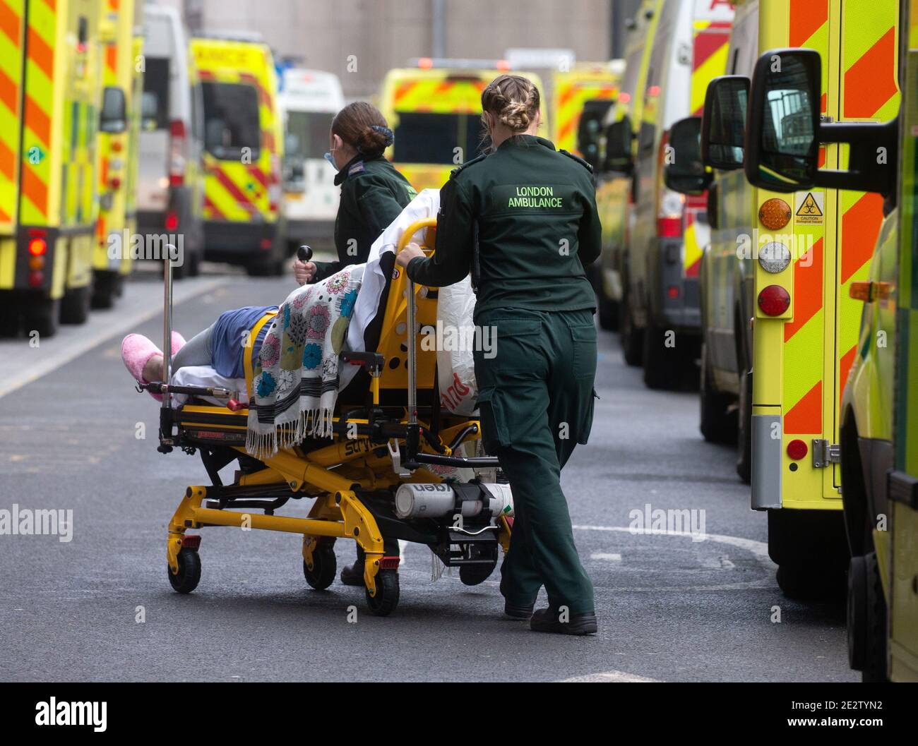 Londres, Royaume-Uni. 15 janvier 2021. Patients arrivant à l'hôpital Royal London. Les lignes d'ambulances à l'extérieur de l'hôpital, le NHS étant soumis à de fortes pressions avec l'augmentation continue des cas Covid-19. Crédit : Mark Thomas/Alay Live News Banque D'Images