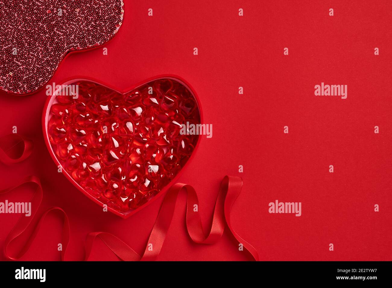 Valentines Cadenas De Carte De Jour Avec Clés Sur Une Boîte Cadeau Sur Fond  Rouge Image stock - Image du clé, concept: 269055979