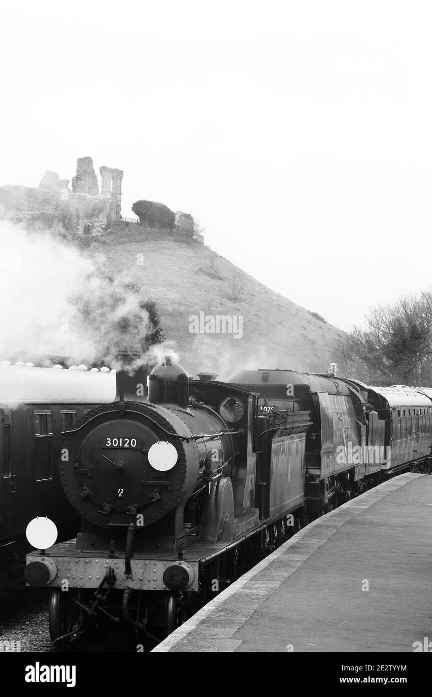 '30120' et 'Manston' en double direction du château de Corfe. Banque D'Images '30120' et 'Manston' en double direction du château de Corfe. Banque D'Images