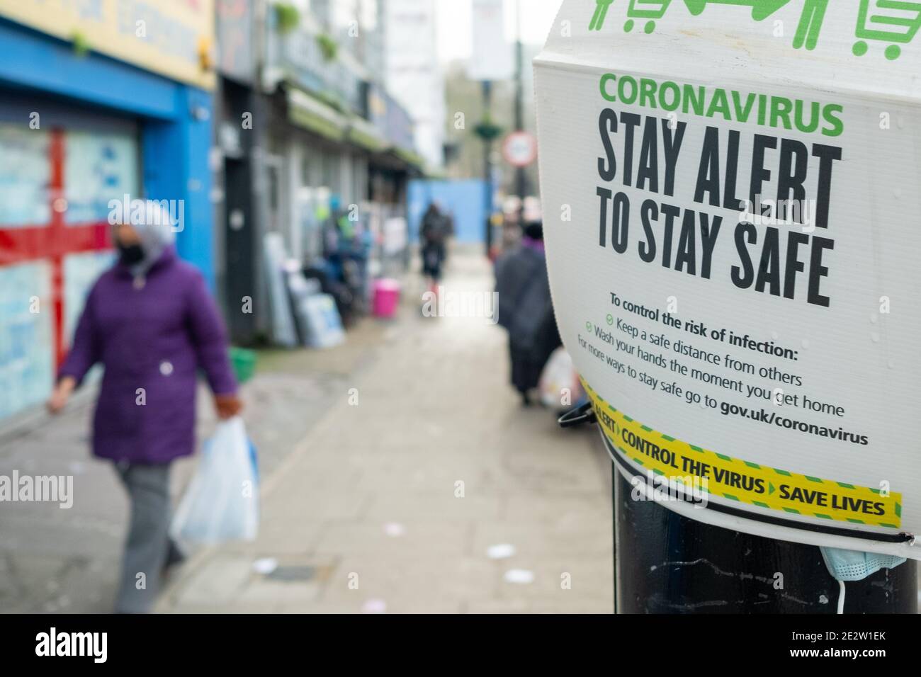 Londres- janvier 2020 : panneau d'information sur le coronavirus sur Church Street à côté d'Egdware Road à Westminster, une région pauvre et ethniquement diverse. Banque D'Images