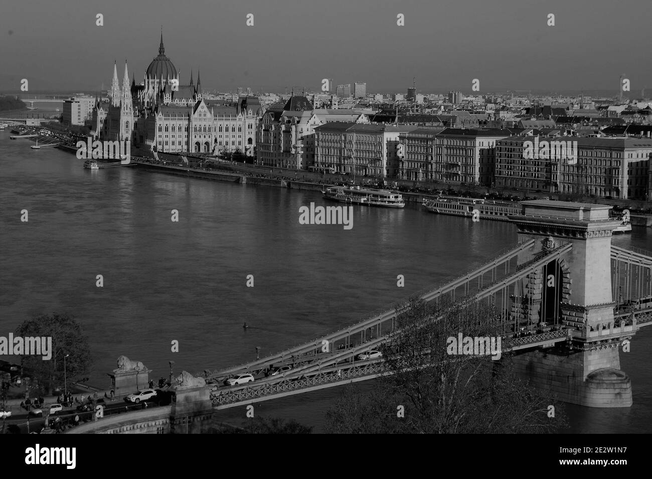 Vue panoramique en noir et blanc de Budapest depuis le haut avec chaîne Pont Széchenyi Lánchíd en premier plan le fleuve Danub et le Parlement en arrière-plan Banque D'Images
