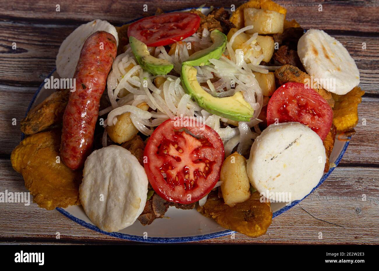 Fritanga ou picada, cuisine colombienne traditionnelle. Ce plat est principalement composé de: Boeuf, poulet, pomme de terre créole, chenil, chorizo, longaniza, saucisse Banque D'Images