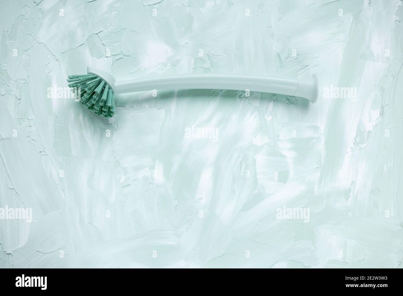Brosse pour lave-vaisselle sur fond vert et blanc Banque D'Images
