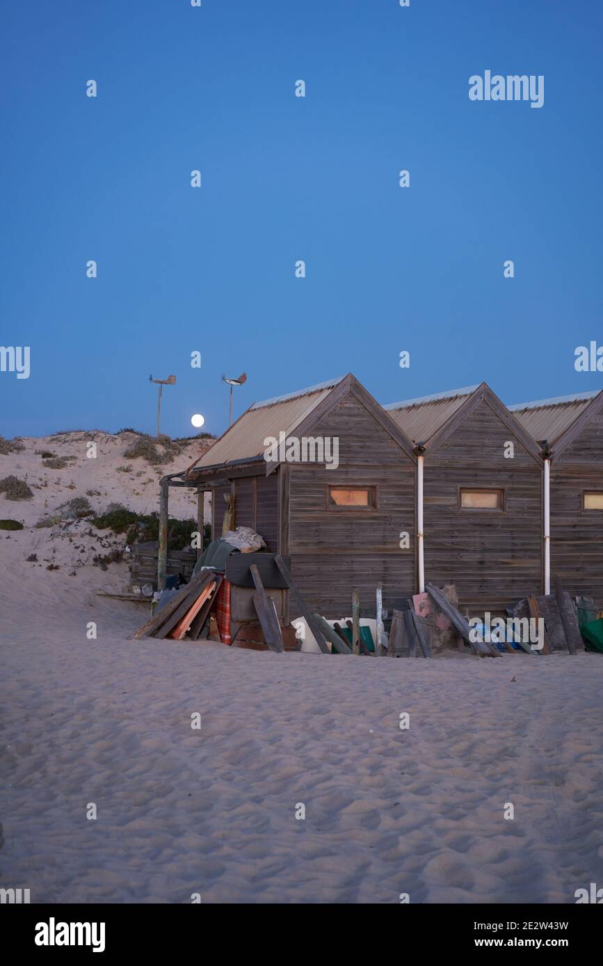 Maison De Pêcheur à Vendre Comporta Portugal Maisons en bois pour pêcheur sur une plage vide la nuit à Comporta, Portugal  Photo Stock - Alamy