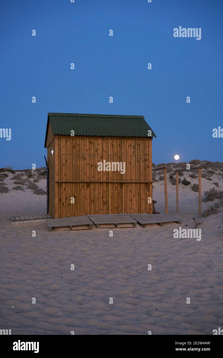 Maison De Pêcheur à Vendre Comporta Portugal Maisons en bois pour pêcheur sur une plage vide la nuit à Comporta, Portugal  Photo Stock - Alamy