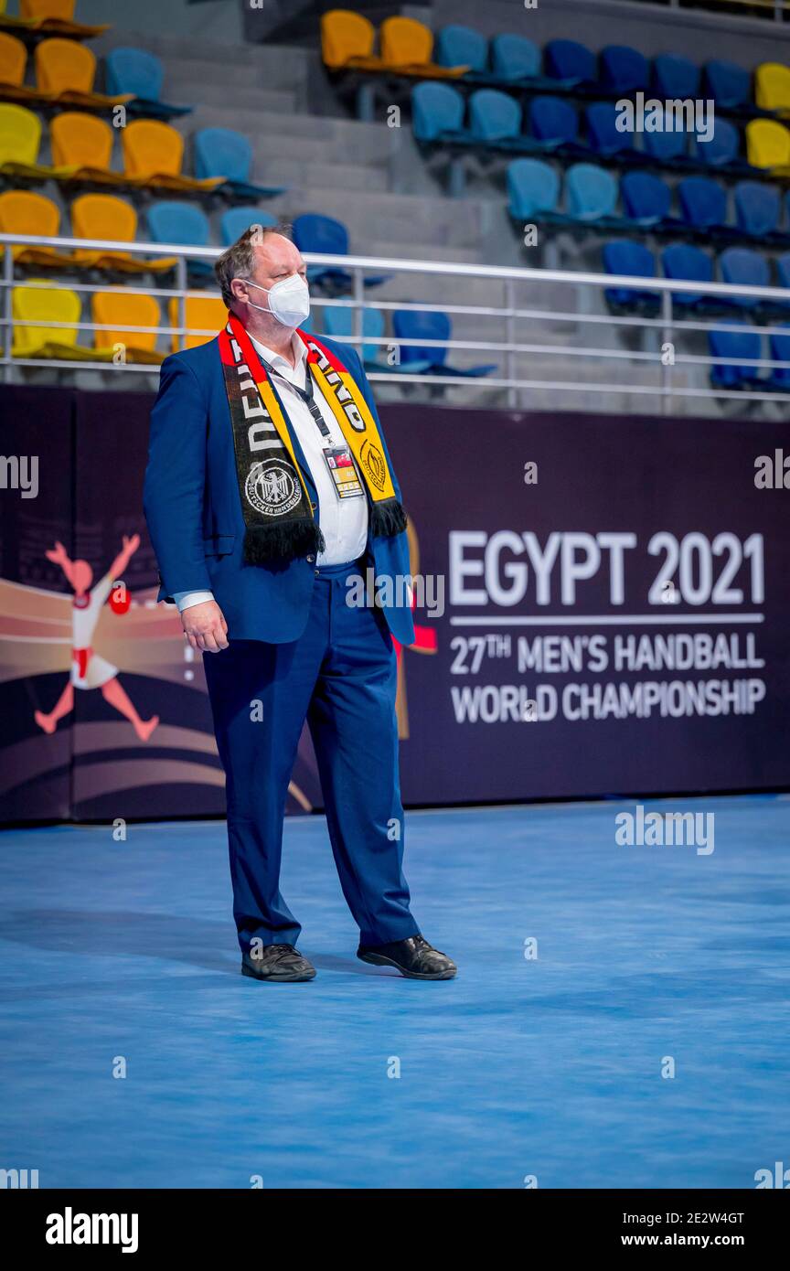 Madinat Sittah Uktubar, Égypte. 15 janvier 2021. Handball: Coupe du monde, Allemagne - Uruguay, ronde préliminaire, groupe A, 1er jour de match: Le Président du DHB Andreas Michelmann se tient dans le hall avec un masque sur avant le match. Credit: Sascha Klahn/dpa/Alay Live News Banque D'Images