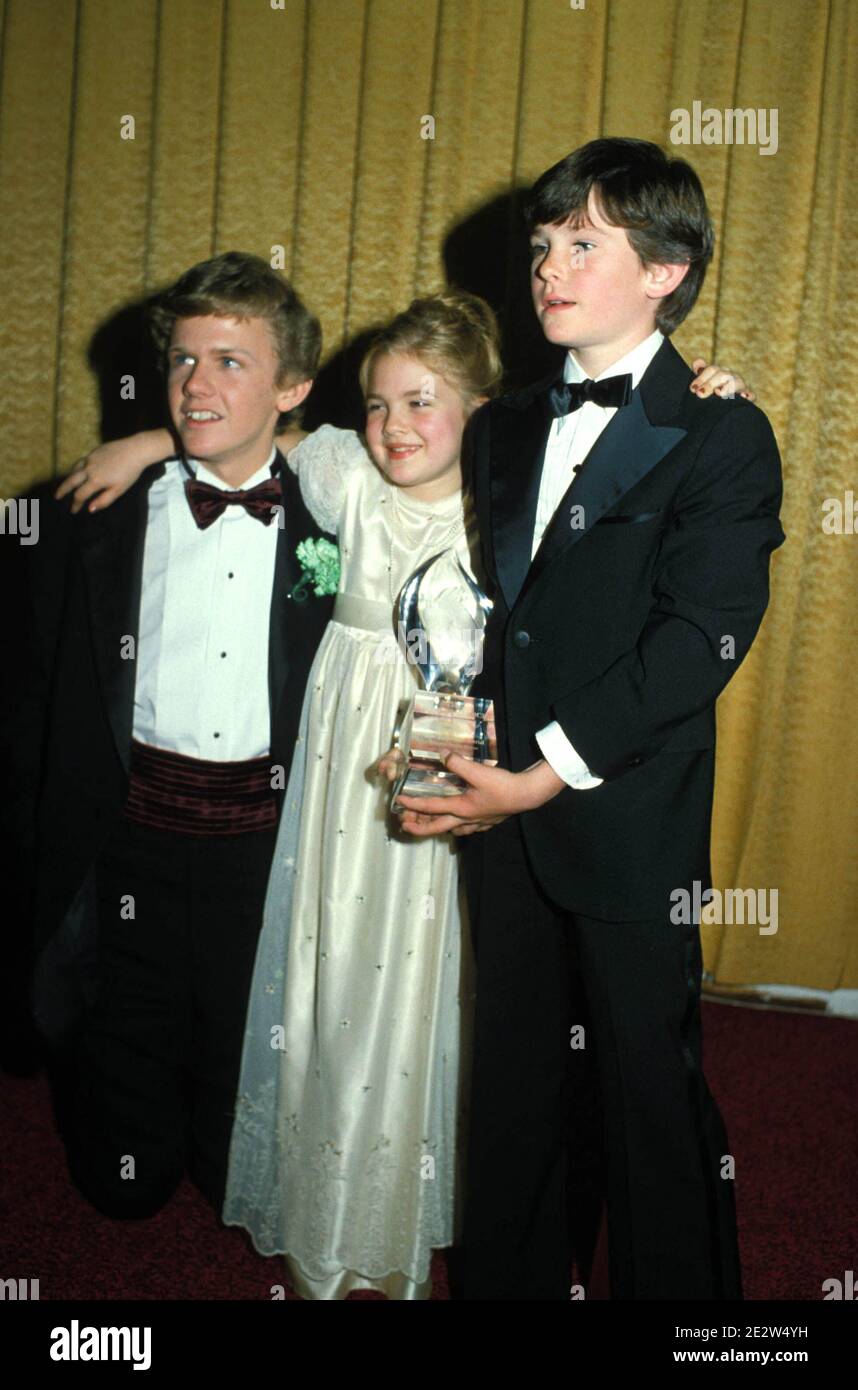 Robert MacNaughton, Drew Barrymore et Henry Thomas aux Prix du choix du peuple 1983 crédit : Ralph Dominguez/MediaPunch Banque D'Images