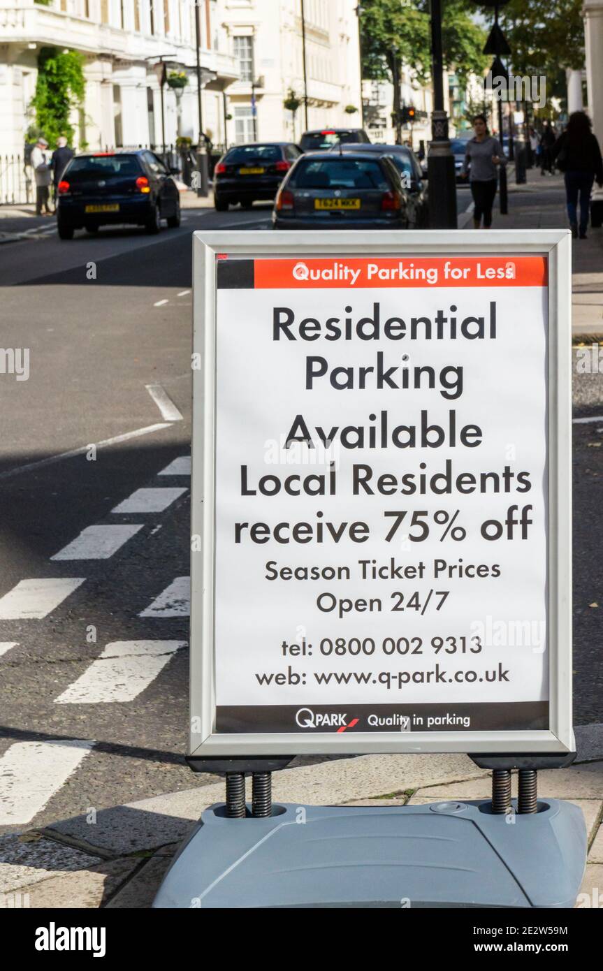 Panneau de parking résidentiel à Belgravia, dans le centre de Londres. Banque D'Images