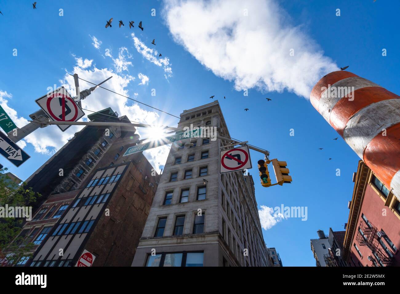 La vapeur monte et coule dans le ciel bleu autour de l'Union Square NYC. Banque D'Images La vapeur monte et coule dans le ciel bleu autour de l'Union Square NYC. Banque D'Images