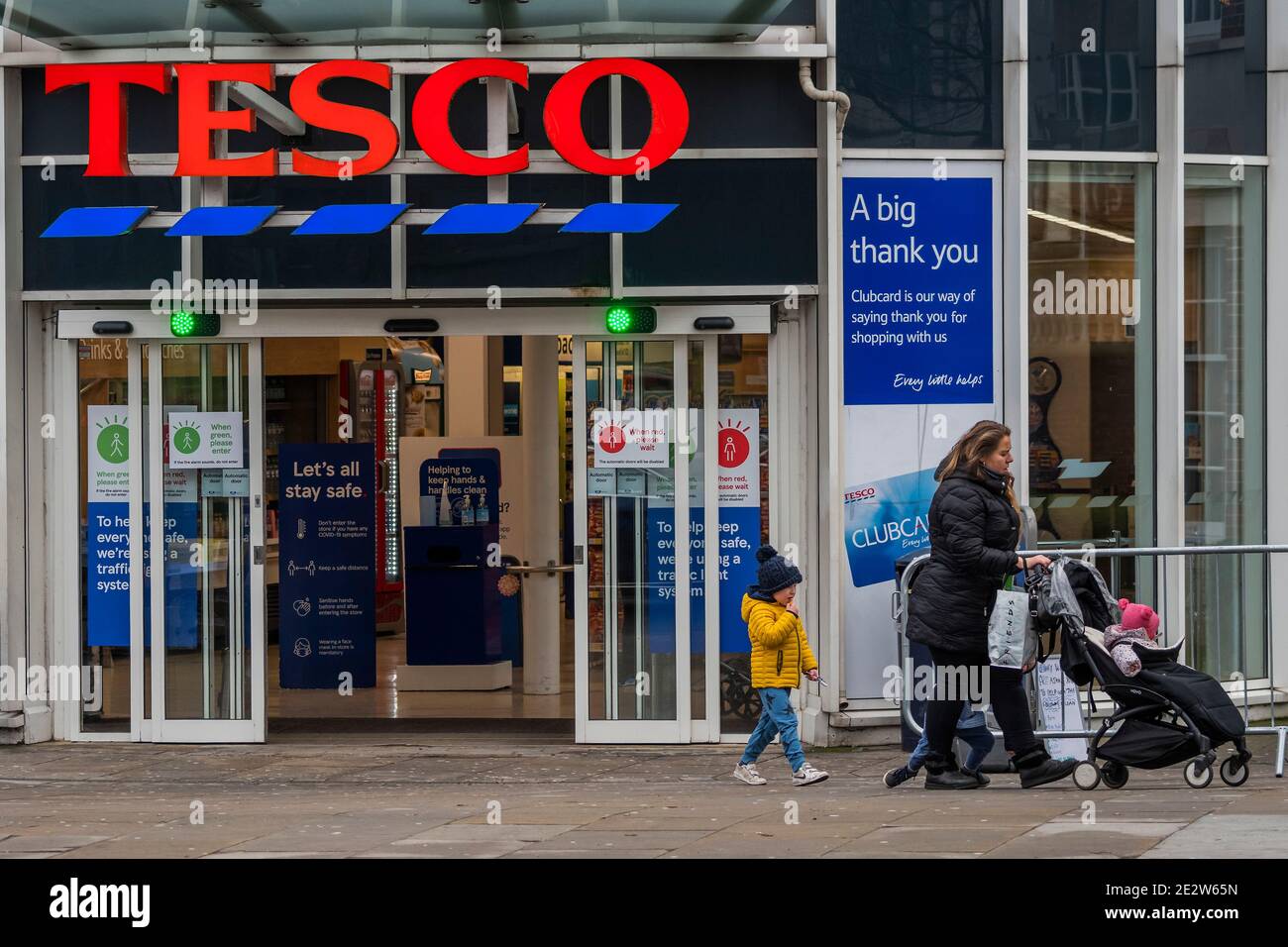 Londres, Royaume-Uni. 15 janvier 2021. Tescos, |Clapham South, introduit un système d'entrée aux feux de circulation lors du programme national Lockdown 3. Cela remplace les restrictions Tier 4 et l'instruction du gouvernement est que tout le monde reste chez lui pour éviter la pression sur le NHS. Crédit : Guy Bell/Alay Live News Banque D'Images