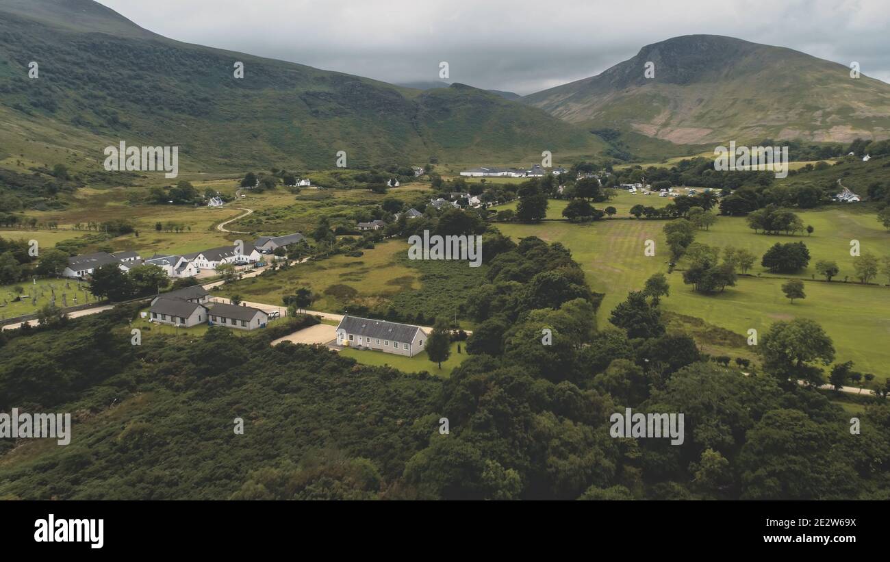 Cottages de village écossais, maisons à l'antenne de route. Distillerie de whisky dans la vallée de la montagne verte. Personne nature paysage à l'été nuageux jour. Hauts monts de l'île d'Arran, Écosse. Prise de vue cinématographique Banque D'Images