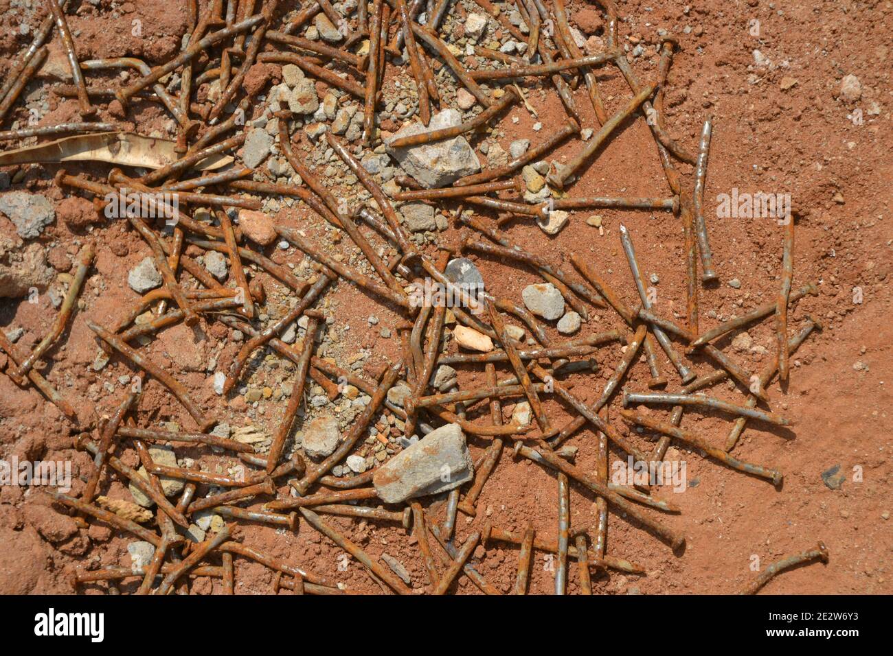 Rouillé. Utilisé clous rouillés et tordus projetés sur terre et sol en gravier utilisé dans la construction civile, Brésil, Amérique du Sud Banque D'Images