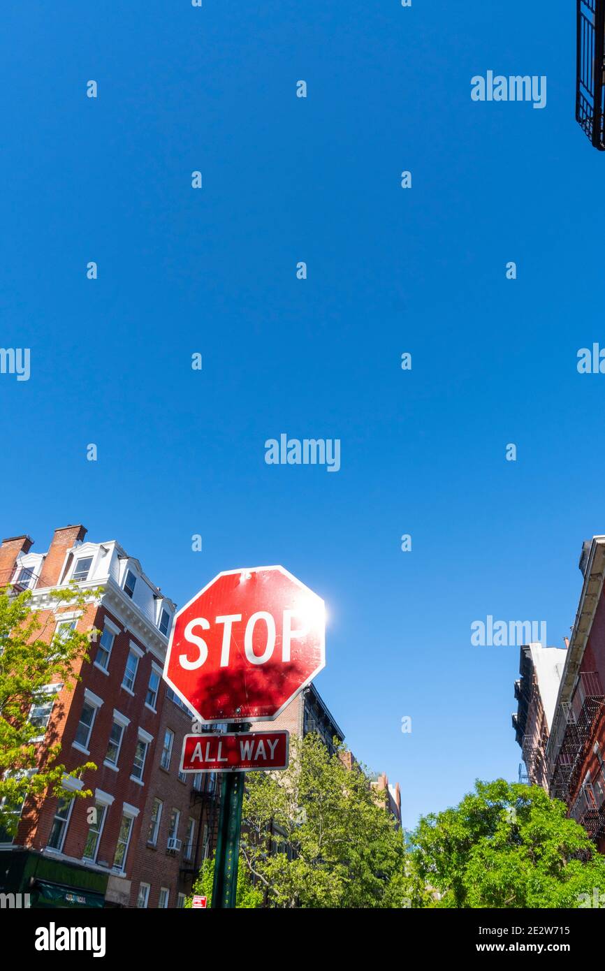 Le panneau stop se trouve au milieu des bâtiments de West Village à New York. Banque D'Images