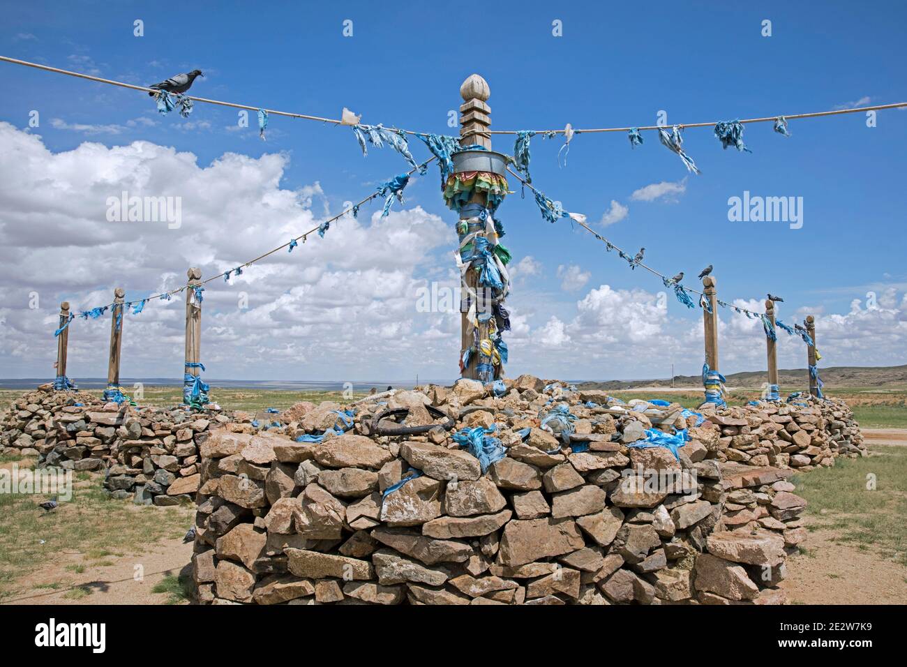 Ovoo / Oboo / obo, la pierre sacrée mongole couvre avec des khadags bleus, des foulards de soie cérémoniels utilisés, comme autels ou sanctuaires dans le désert de Gobi, Mongolie Banque D'Images