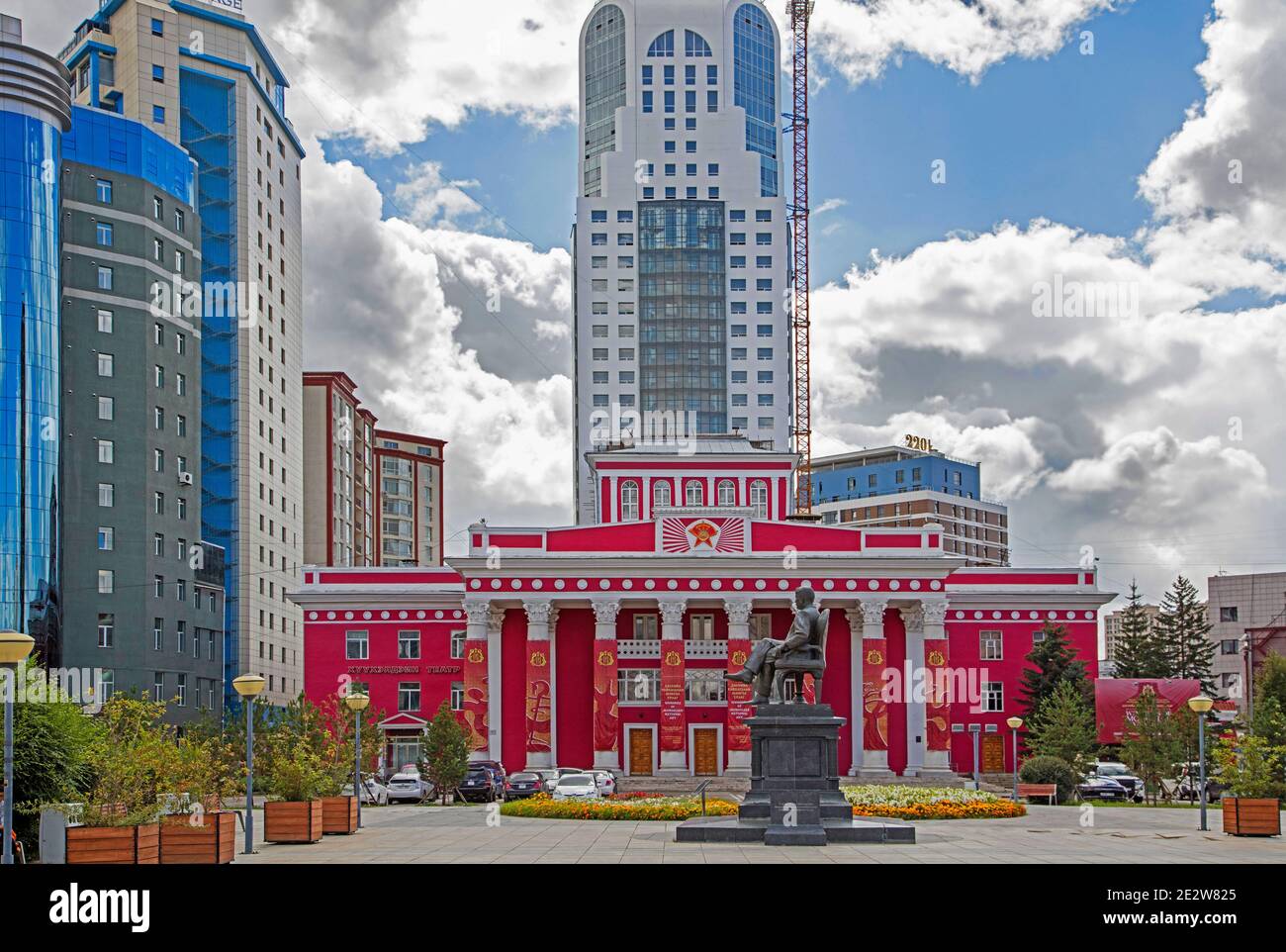 Théâtre académique d'Etat de Drama et statue de Yumjaagiin Tsedenbal dans la capitale Ulaanbaatar / Oulan Bator, Mongolie Banque D'Images