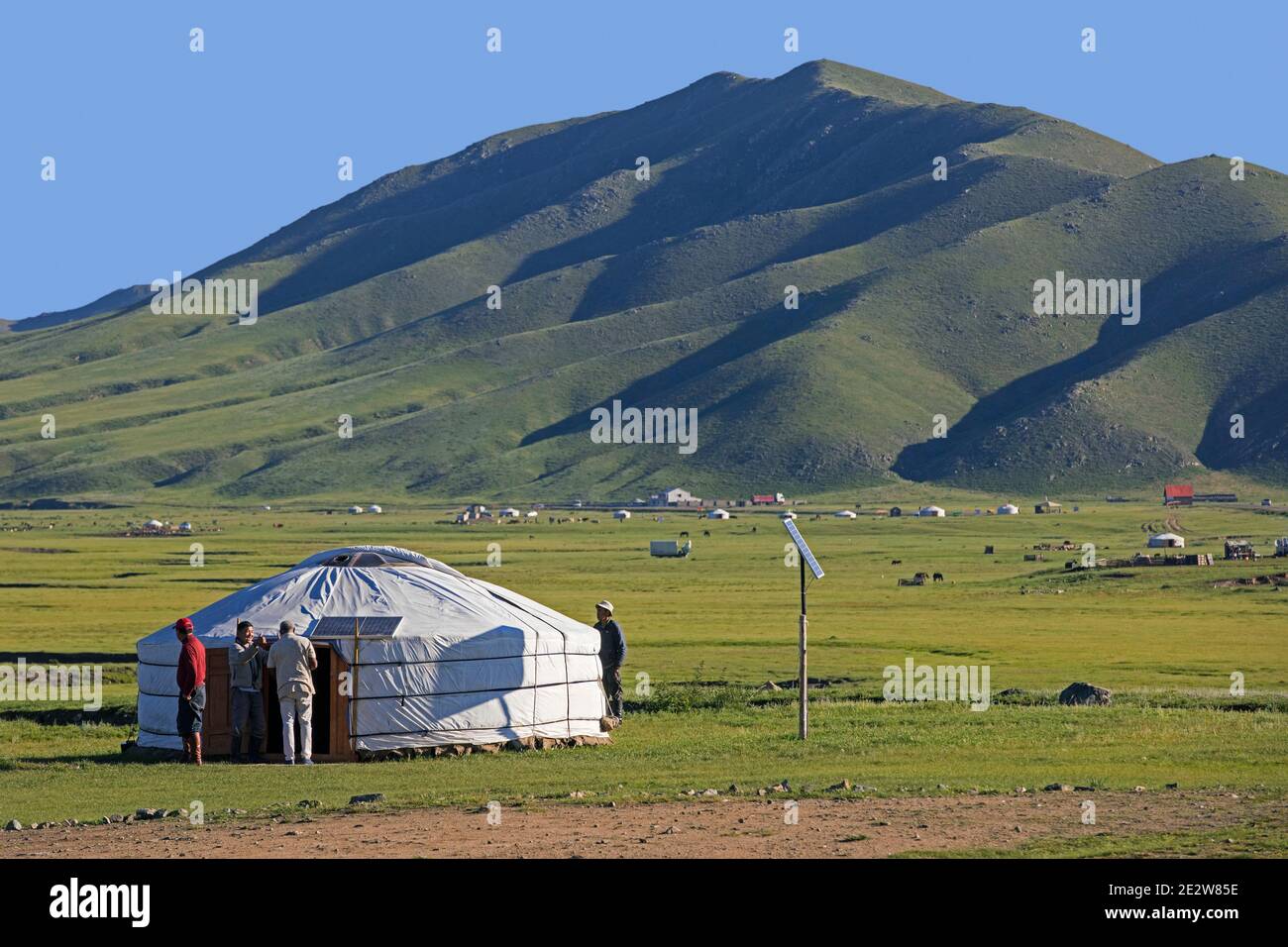Mongols / Mongols hommes à traditionnel ger / yurt équipé Avec panneaux solaires sur la steppe de Mongolie en été Banque D'Images