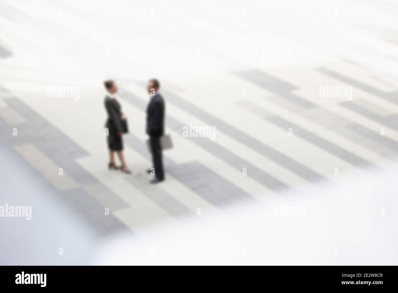 Vue en grand angle de l'homme d'affaires et de la femme d'affaires debout à l'extérieur place Banque D'Images