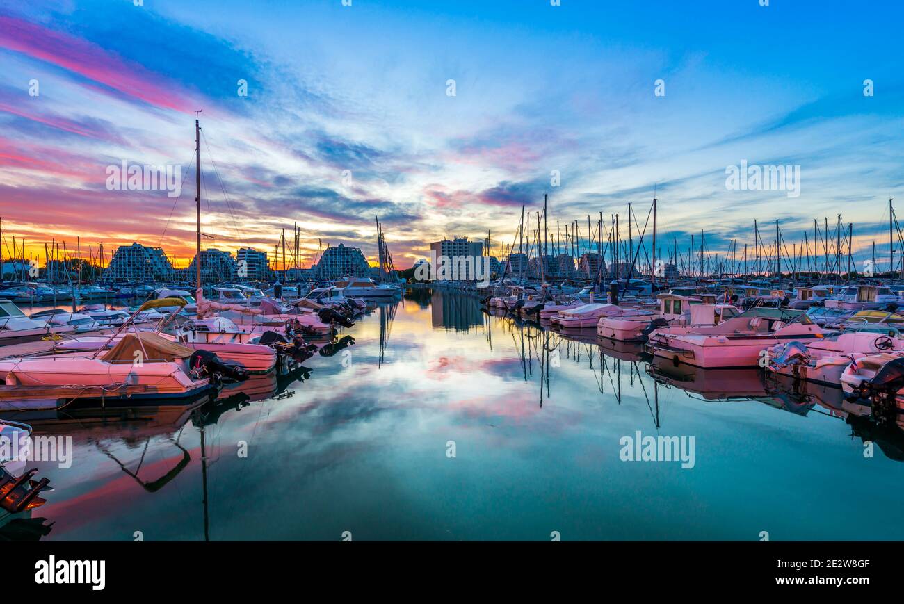 Port de plaisance de la GrandeMotte au lever du soleil, à Herault