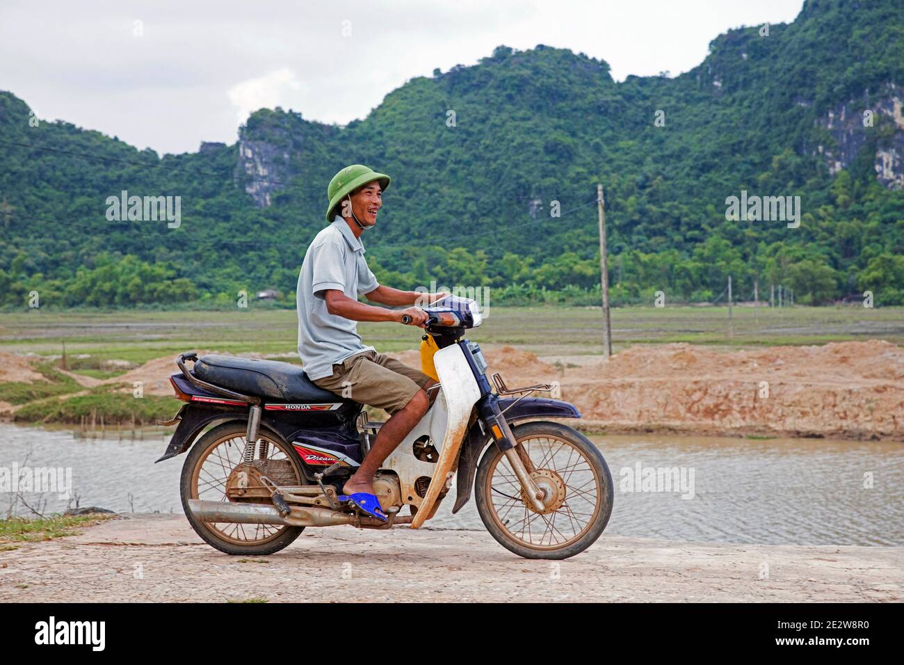 Joyeux vietnamien à cheval Honda Dream II moto / moto dans la campagne,  province de Ninh Bình, Vietnam Photo Stock - Alamy