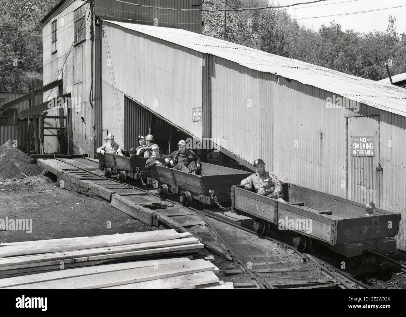 Photographiés en mai 1972, ces travailleurs miniers de Wanamie, dans le canton de Newport, dans le comté de Luzerne, entrent dans l'une des dernières mines de charbon souterraines en exploitation dans les années 1970 dans la vallée du Wyoming. Il s'agit de la pente forge de la Blue Coal Corporation, filiale de la Glen Alden Coal Company. Le charbon extrait a été envoyé au brise-roche Huber à Ashley, en Pennsylvanie. À son apogée, le Huber a traité 7,000 tonnes de charbon d'Anthracite par jour. Le produit final a été pulvérisé avec un colorant bleu et vendu sous le nom de « charbon bleu ». Des wagons ont été chargés sous le brise-roches et expédiés vers les marchés. Banque D'Images