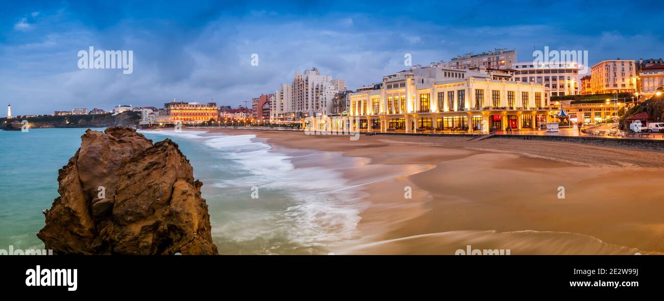 Plage de Biarritz la nuit en hiver, dans les Pyrénées Atlantiques, au pays Basque, en Nouvelle-Aquitaine, en France Banque D'Images