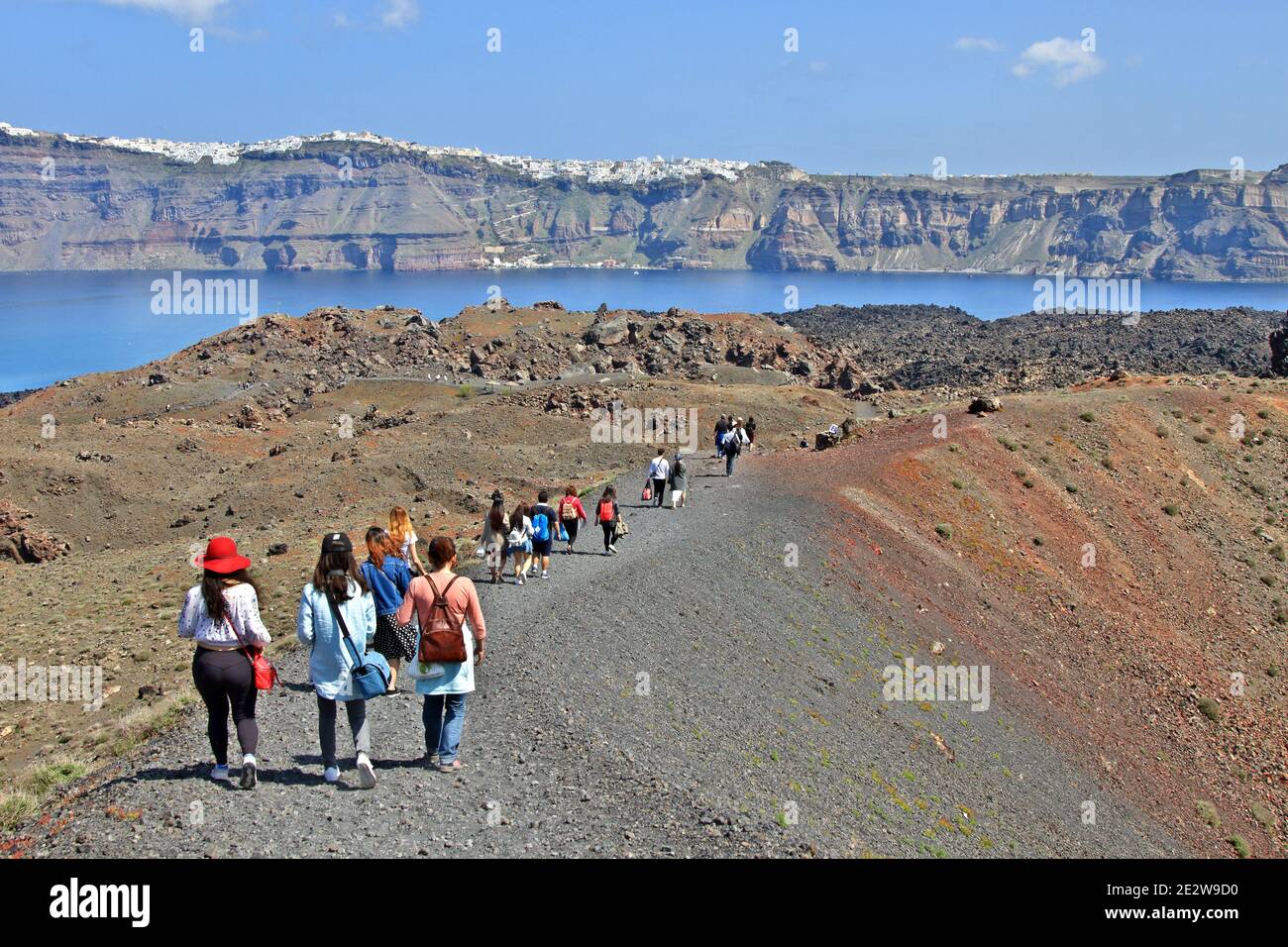 Les touristes qui se promeaient au-dessus du volcan actif de Santorin, sur l'île de Nea Kameni. En arrière-plan, il y a la caldera de Santorin. Banque D'Images