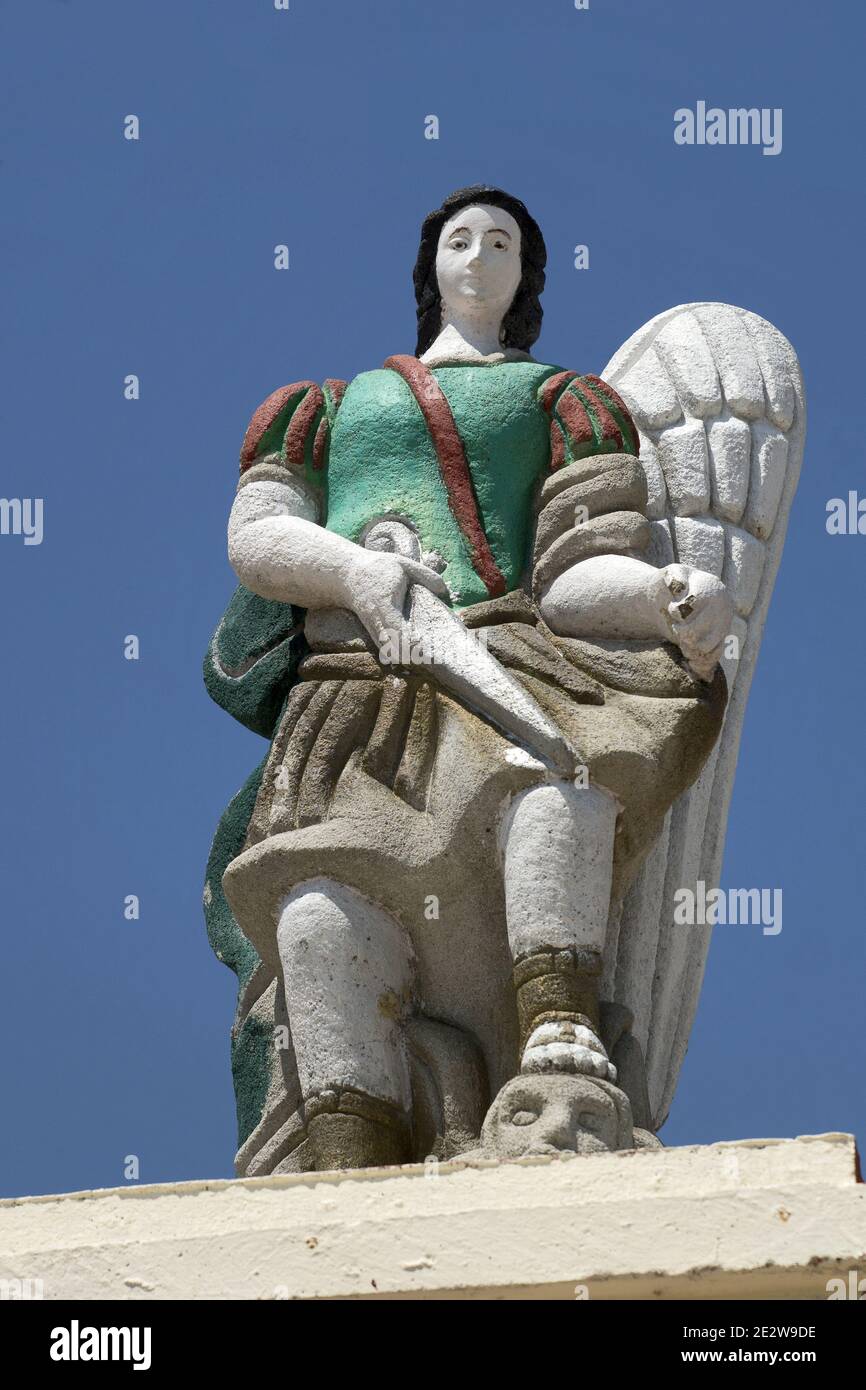 Guatemala, Amérique centrale : personnage populaire de saint george à l'entrée d'une église Banque D'Images