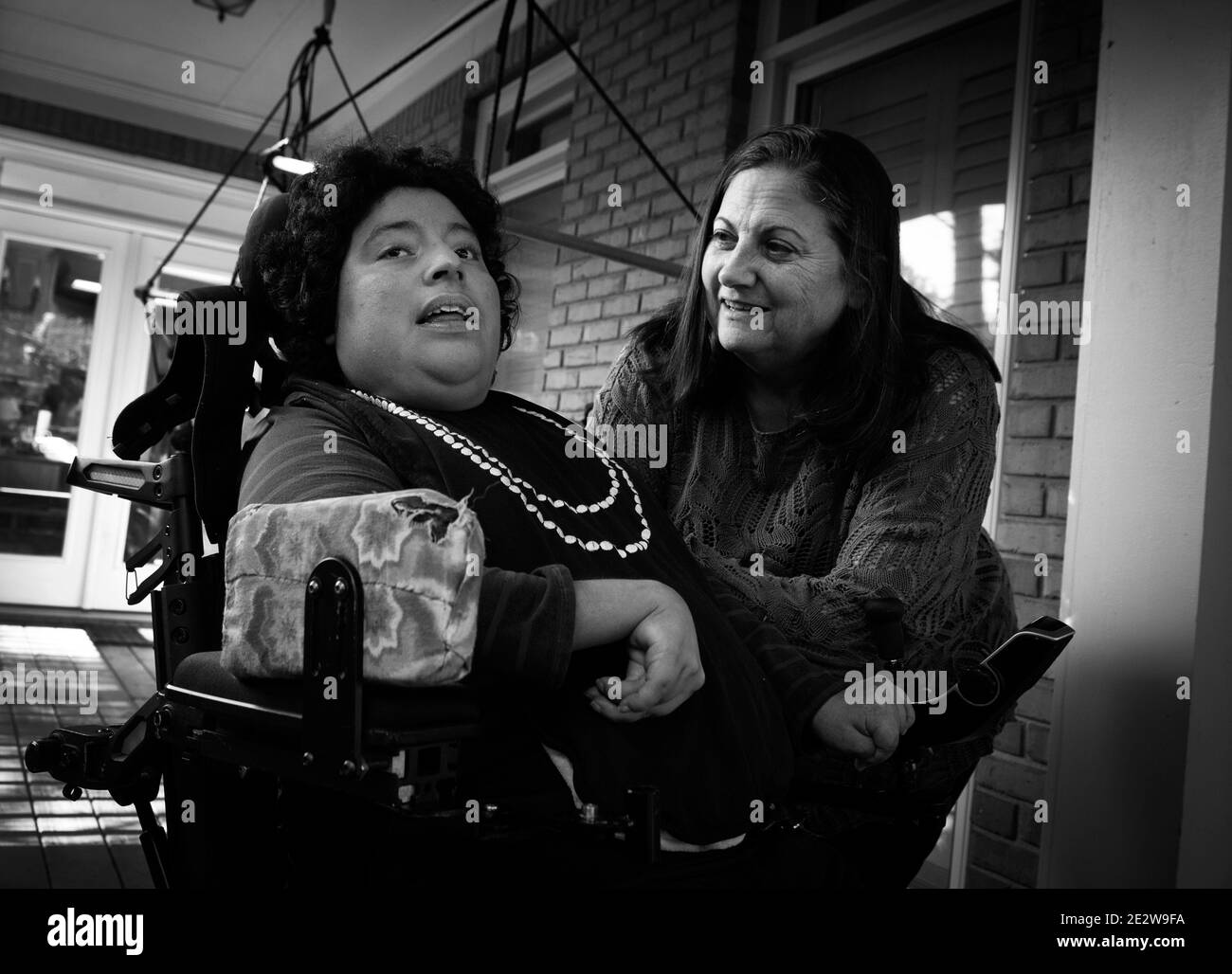 Janvier 15, 2021, Atlanta, GA, USA: Gabby Dollar, 31, et sa mère Shelly profiter de l'air frais sur le porche de leur maison d'Atlanta où Gabby vit maintenant. Gabby, qui est né avec la paralysie cérébrale et l'autisme, canÃt marcher ou parler mais comprend ce que les autres disent. Elle vivait dans sa propre maison avec 24/7 soutiens, mais elle devait retourner vivre avec ses parents lorsque la pandémie de Covid est apparue et la placer à un plus grand risque d'infection. Aujourd’hui, ils attendent le résultat des négociations avec les responsables du Medicaid et les législateurs de l’État, qui se débattent avec les propositions de révision budgétaire qui réduisent le soutien à Gabby et à 187 ind Banque D'Images