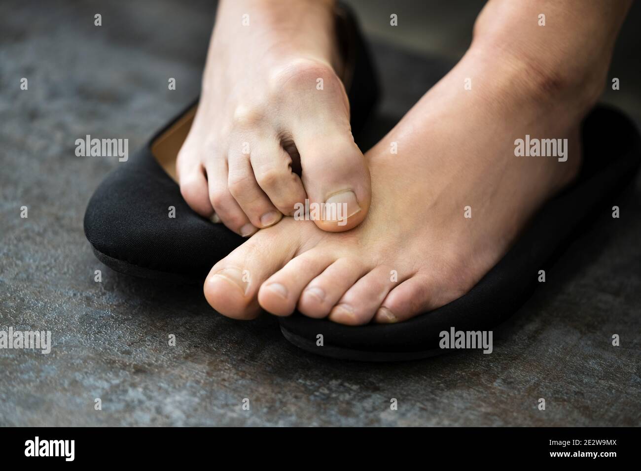 Femme pieds nus gros plan avec botte odorante Photo Stock - Alamy