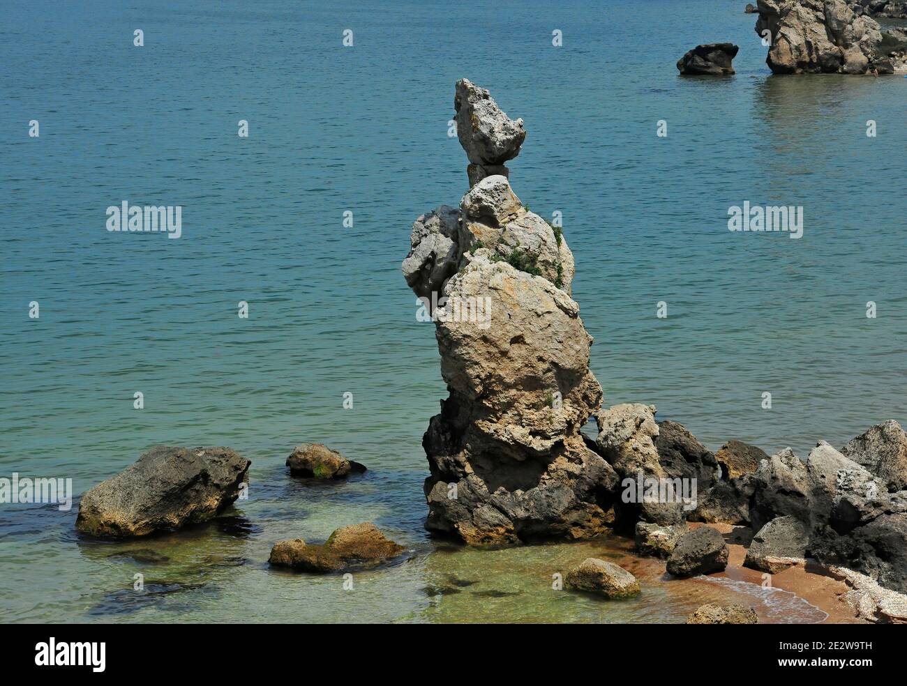 Magnifique statue en pierre au bord de la mer. Banque D'Images
