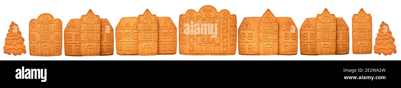 Sept maisons maison en pain d'épice se tenant dans une rangée isolée sur fond blanc. Bannière. Vue de dessus. Composition de Noël. Banque D'Images