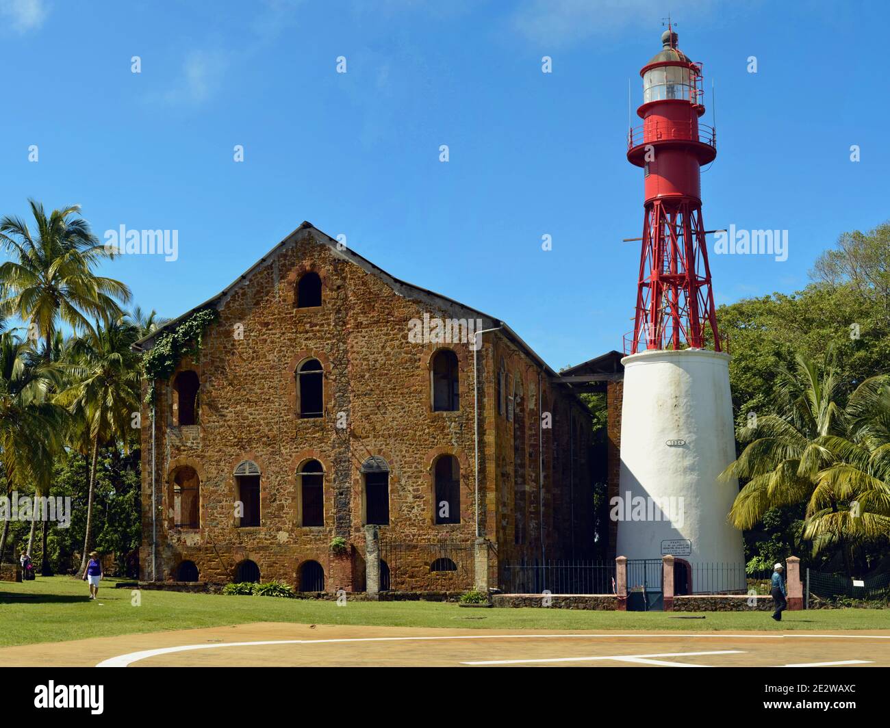 Ruines de l'édifice de la prison et du phare sur l'île royale française Guyane Banque D'Images