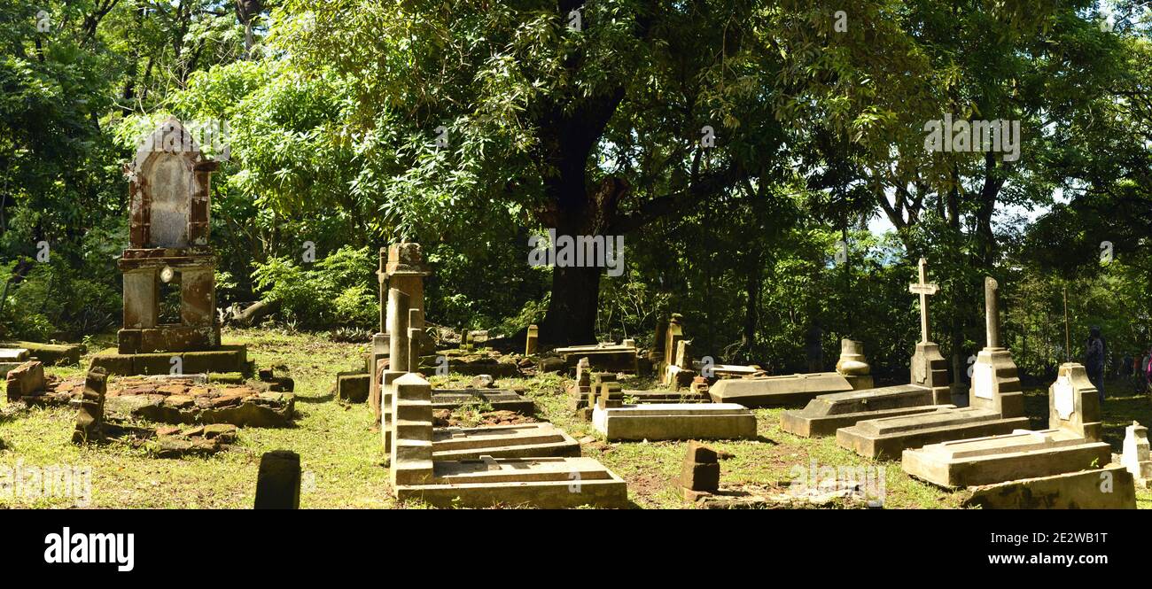 Ancien cimetière sur l'île royale de Guyane française Banque D'Images