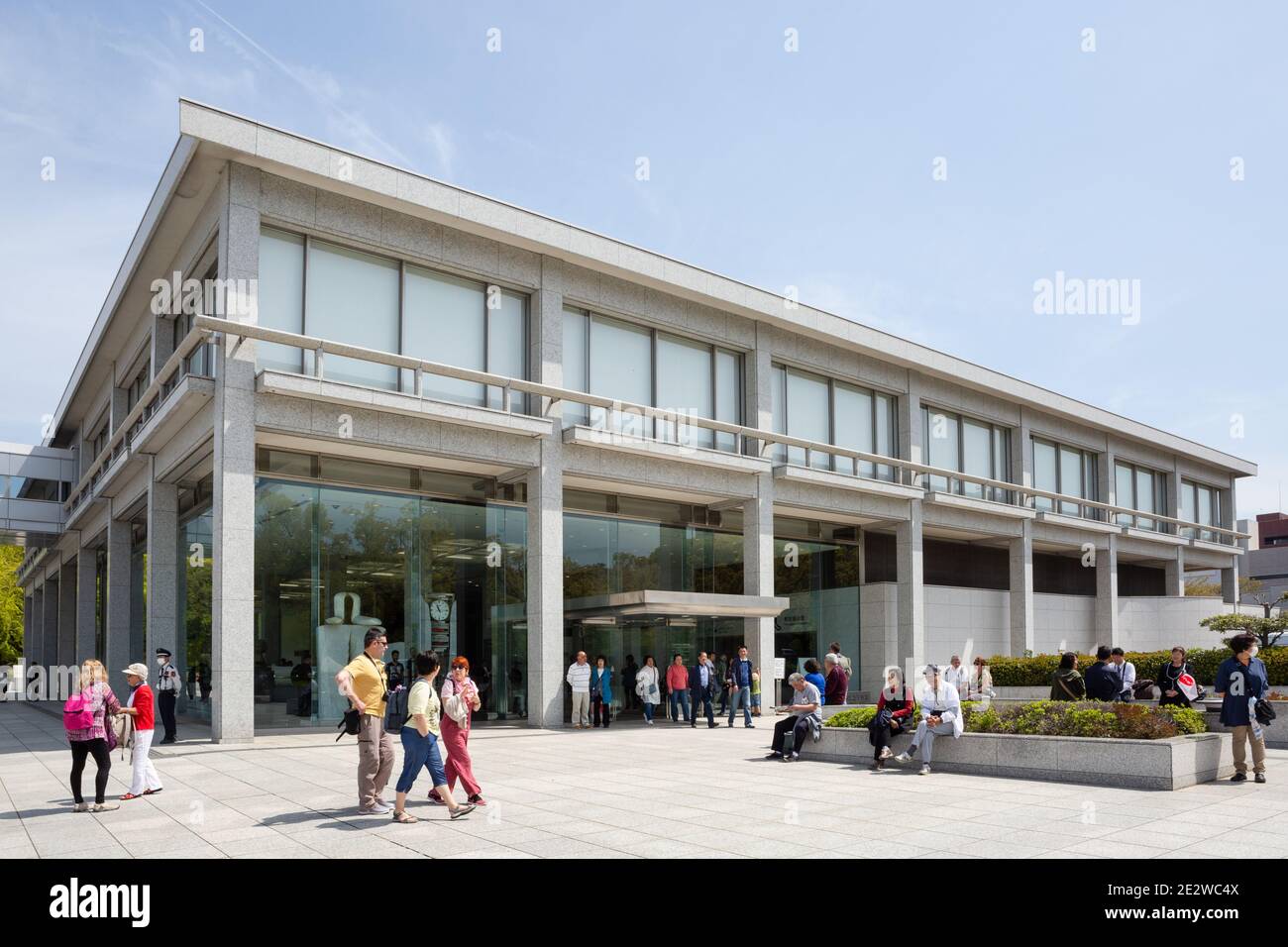 Hiroshima Peace Memorial Park Museum, avec des visiteurs à l'extérieur et le ciel bleu au-dessus, Hiroshima, Japon. Banque D'Images