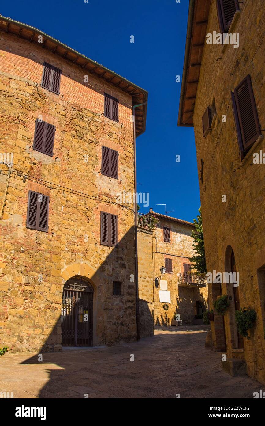 Bâtiments résidentiels dans le centre historique de la ville médiévale de Monticchiello près de Pienza dans la province de Sienne, Toscane, Italie Banque D'Images