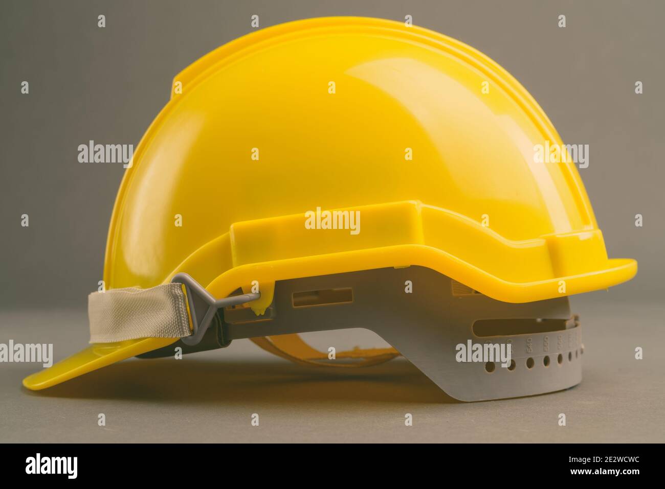 Studio Shot of casque de construction contre l'arrière-plan gris Banque D'Images