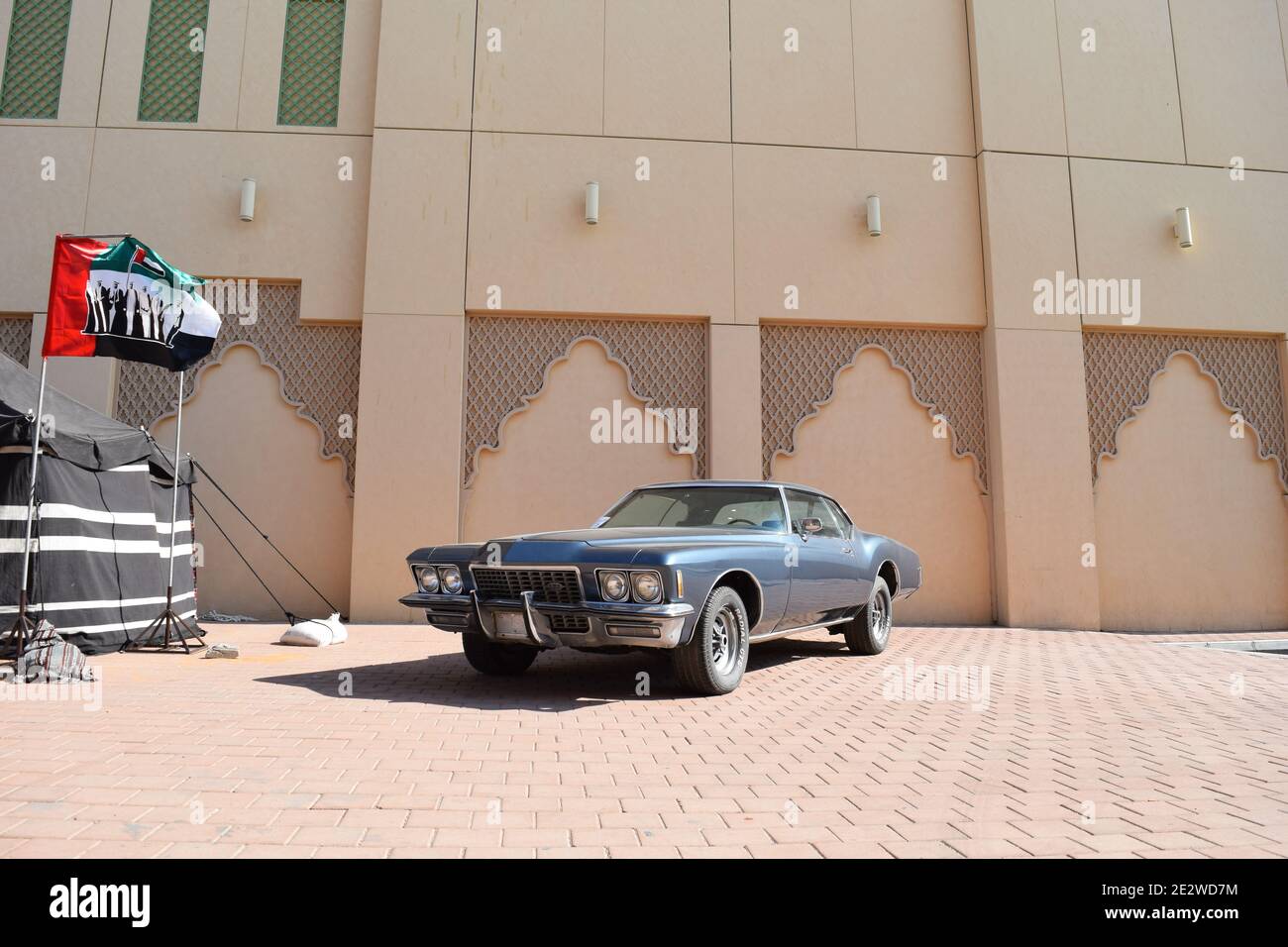 Exposition de voitures classiques dans le centre commercial Bawadi de la ville d'Al Ain Pour la journée nationale des Émirats arabes Unis Banque D'Images