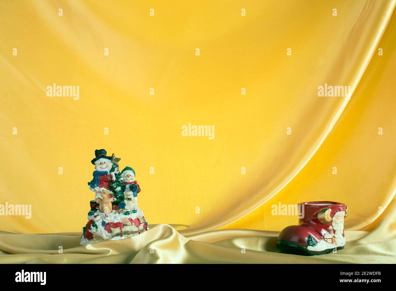Noël composition de jouets rétro pour Noël. Un tissu de doublure jaune est utilisé comme arrière-plan. En 2019, le jaune apporte Bonne chance. Banque D'Images