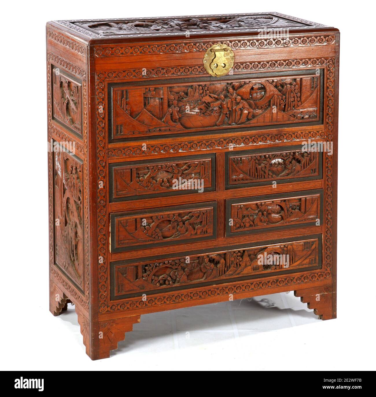 Gros plan d'une commode de tiroir vintage avec des motifs artistiques et mises en plan isolées Banque D'Images