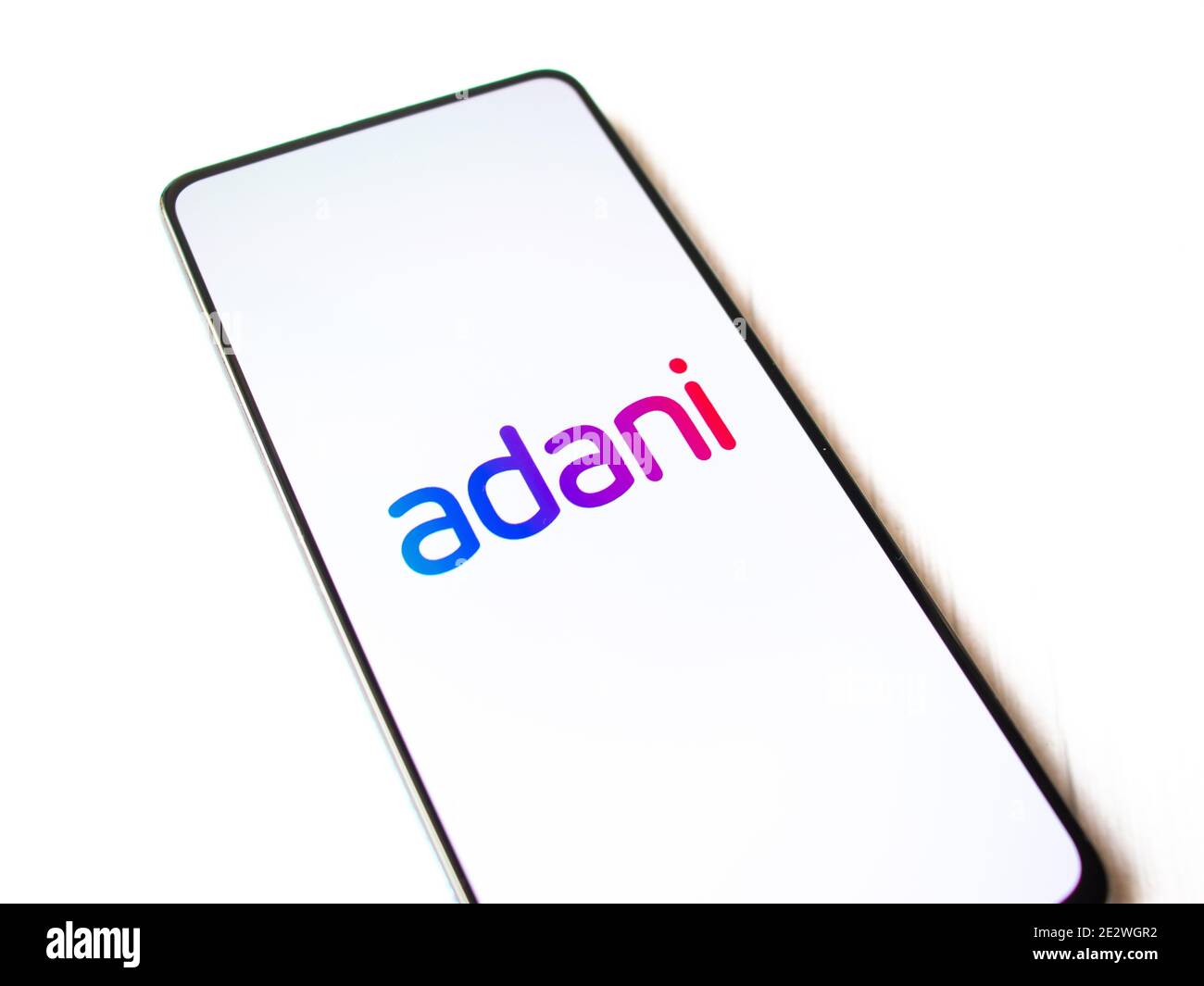 Assam, inde - 15 janvier 2020 : logo Adani sur image de stock d'écran de téléphone. Banque D'Images