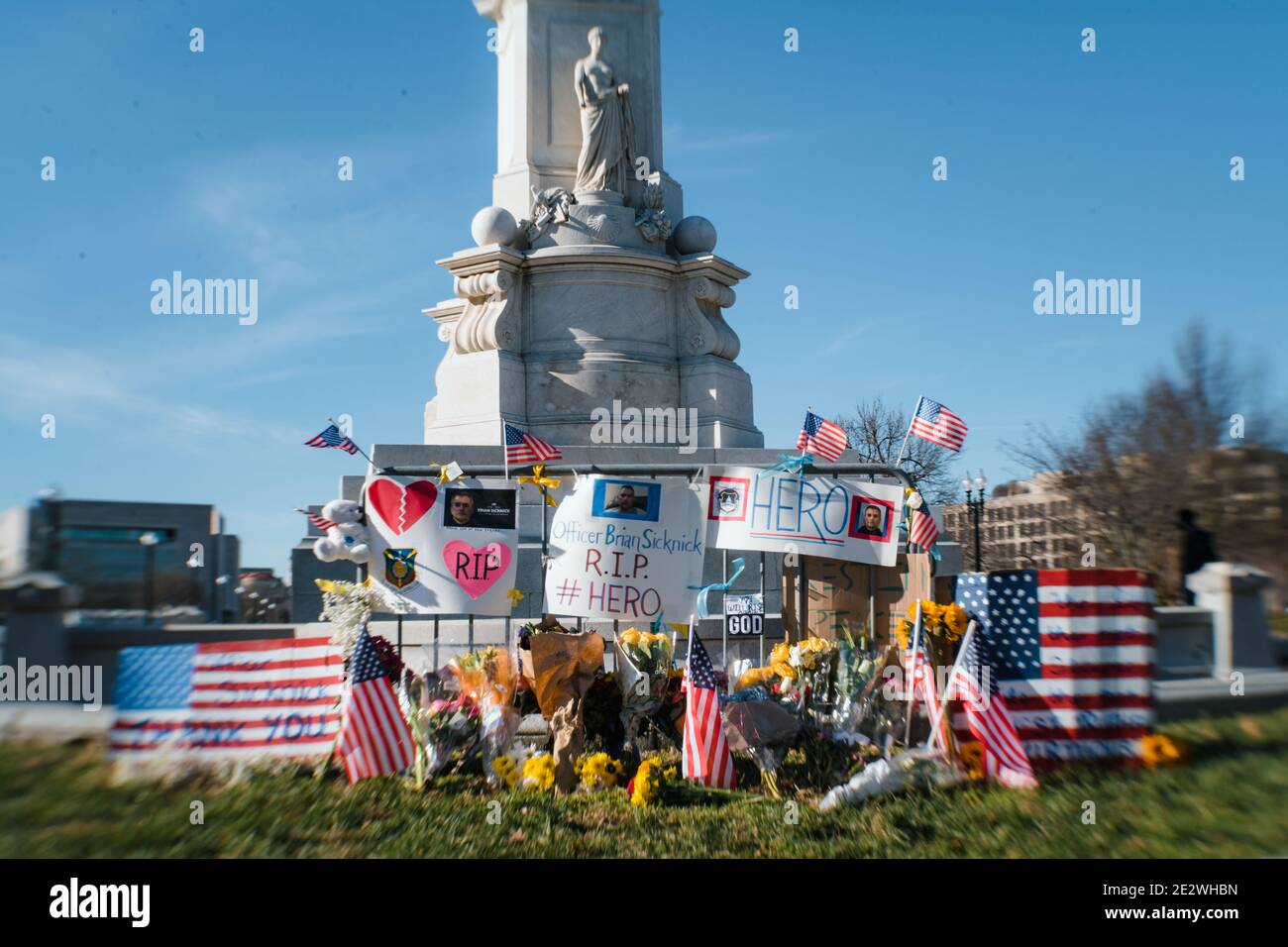 Memorial à l'extérieur du Capitole des États-Unis pour Brian Sicknick tué le 6 janvier Banque D'Images