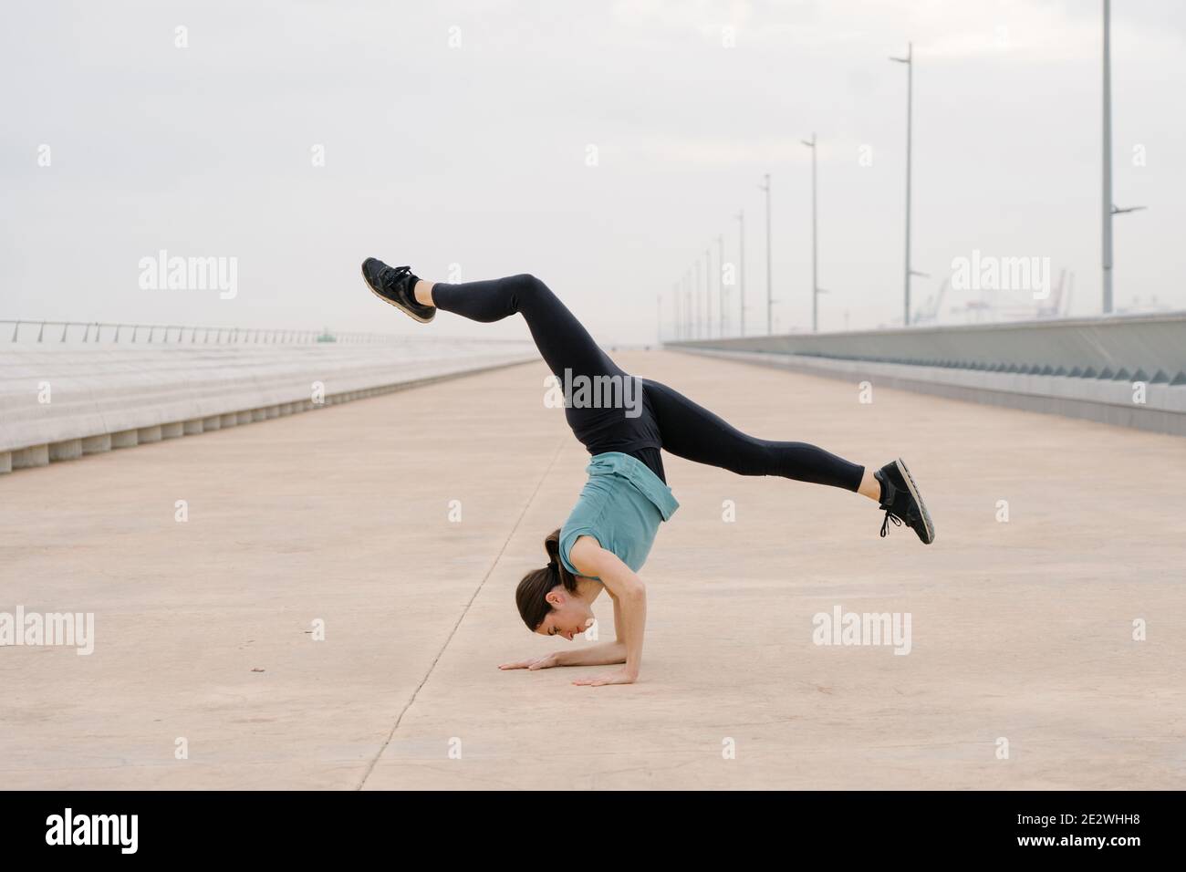 fille sportive faisant une table de danse dans la rue Banque D'Images