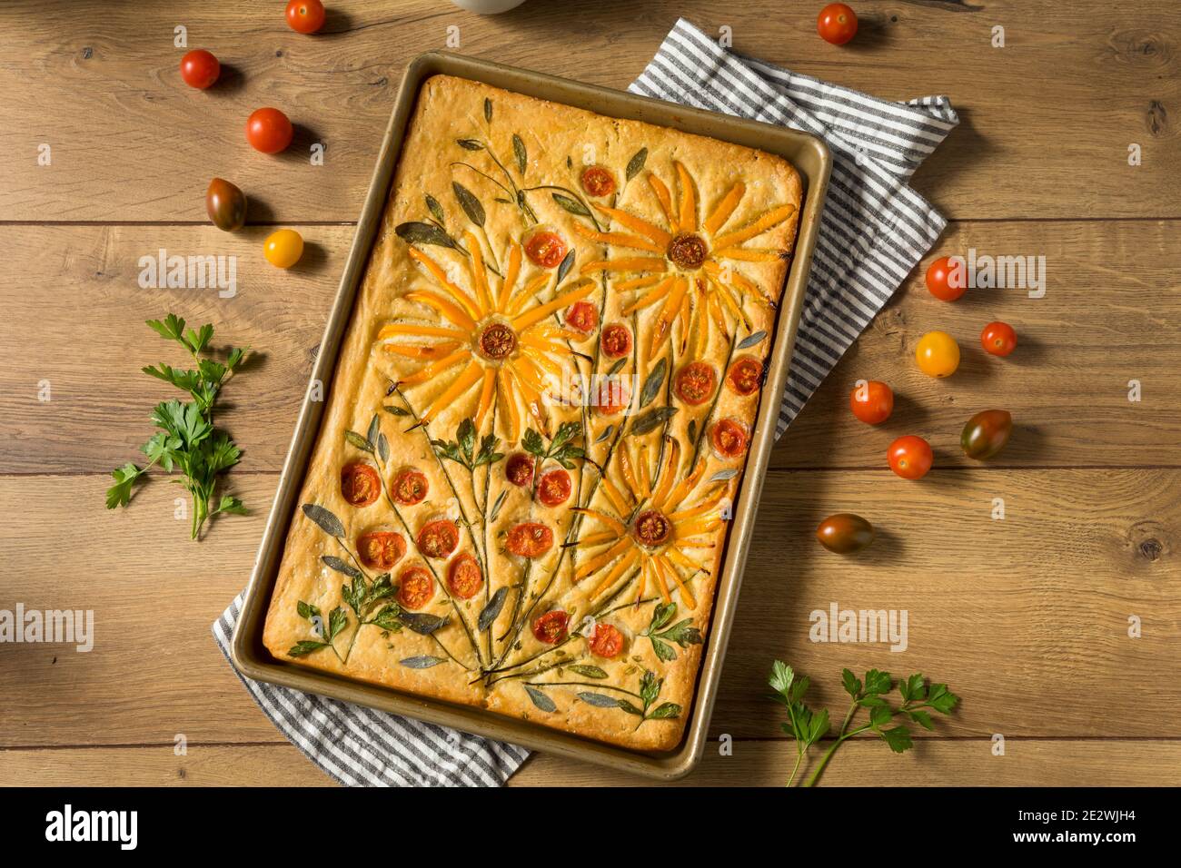 Pain Focaccia aux fleurs maison Art avec herbes et légumes Banque D'Images